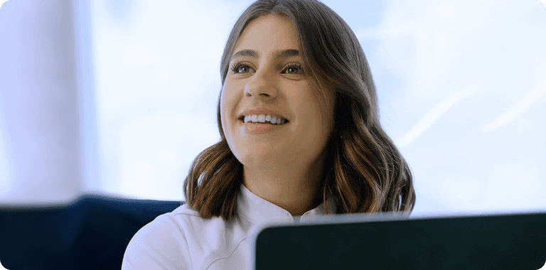 Dra. Geovana Borges utilizando tecnologia digital